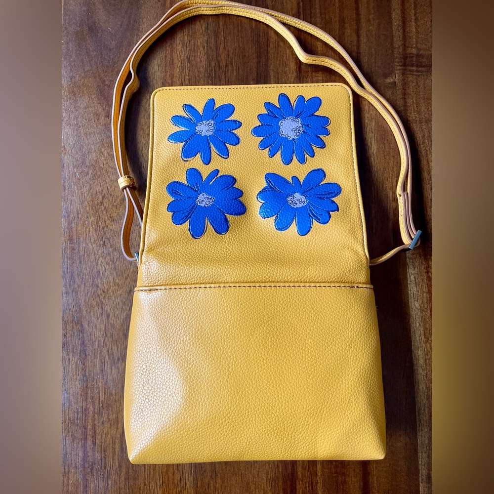 Vera Bradley Flower Crossbody Faux Leather - Picture 5 of 9